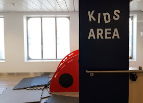 Bornholm mit Kindern im Herbst. Teil 1: 10 Tipps für die Überfahrt mit der Fähre von Sassnitz nach Rønne. In der Cafeteria gibt es die Kids Area.