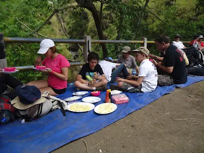 Makan siang bersama Pos 2 sebelum menuju Plawangan Sembalun, Gunung Rinjani