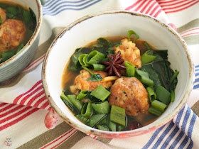 Albóndigas de cerdo y gambas, fritas y acabadas de cocer en un aromático caldo de gambas con toques asiáticos