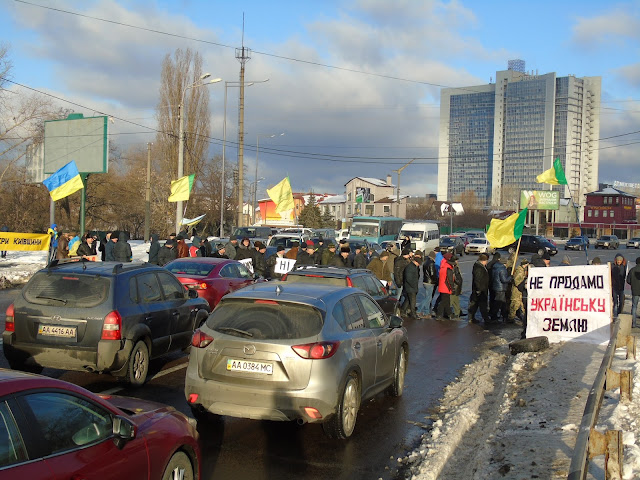 Фермери Київщини зупинили кортеж Порошенка біля Конча-Заспи та висунули свої вимоги до влади