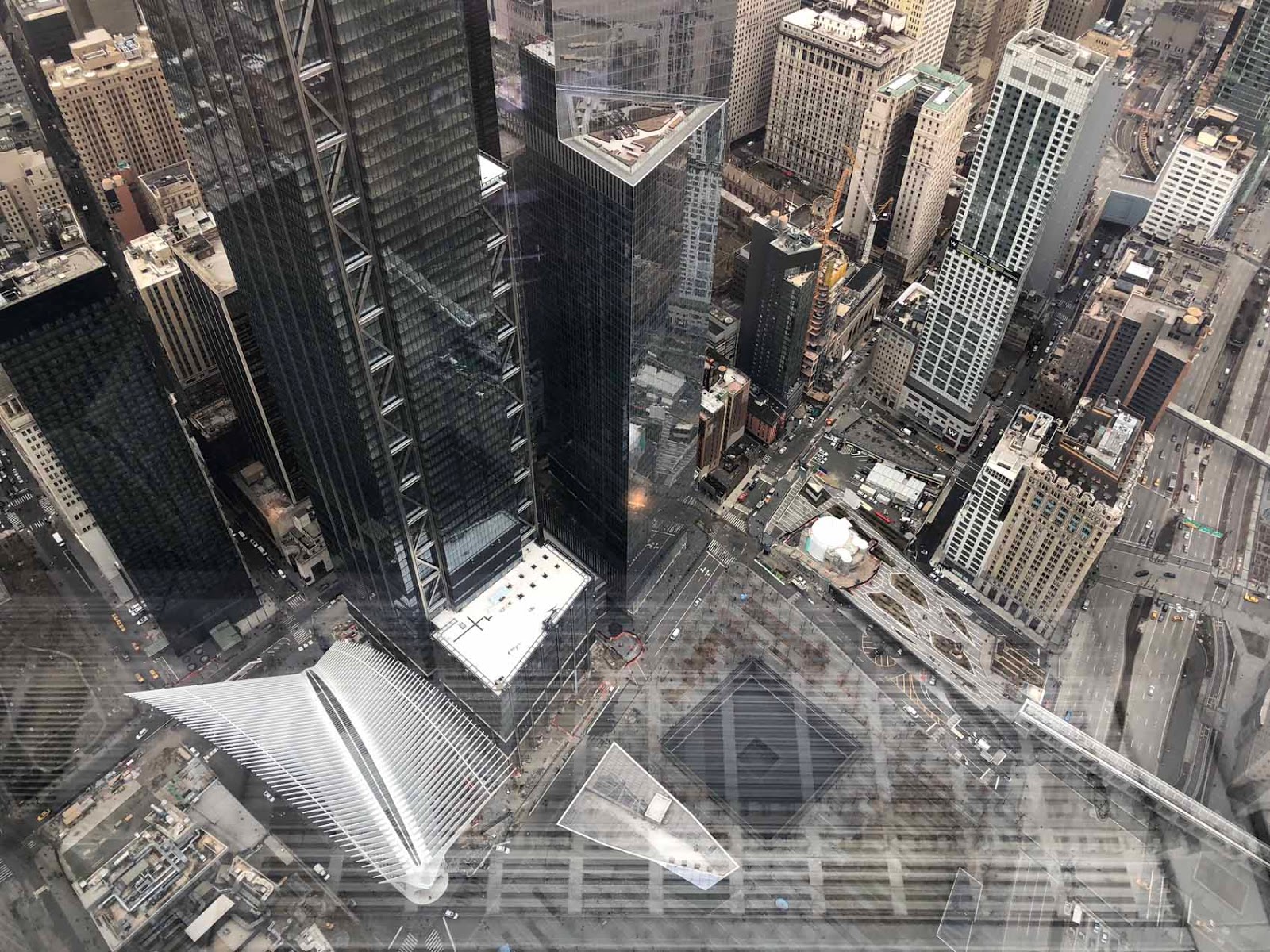 WTC:n metroasema ja muistomerkit One World Trade Centeristä kuvattuna Näkymiä One World Trade Centeristä