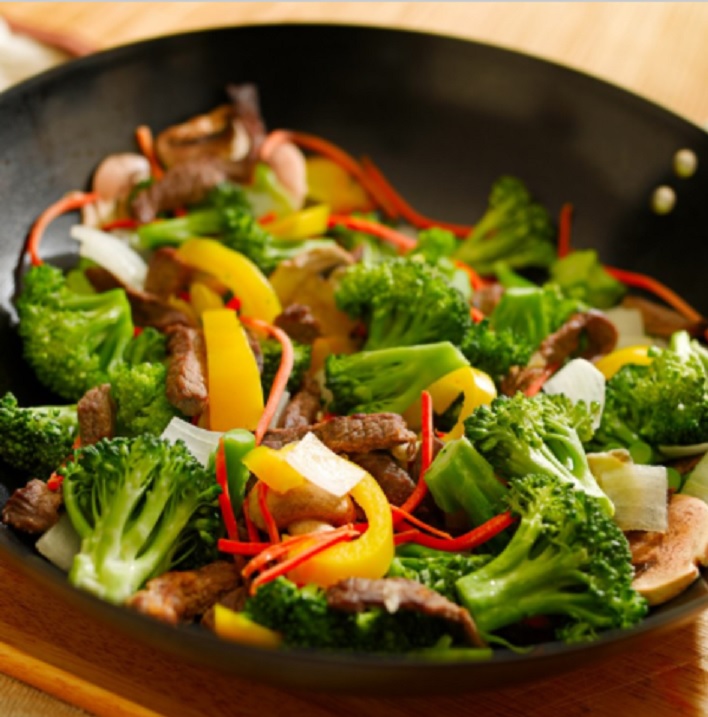 Low Carb Rezepte: Rindfleischstreifen mit Brokkoli, Paprika und Zwiebel