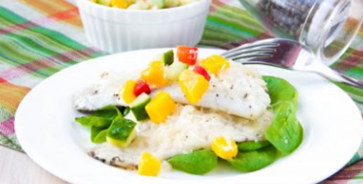 Low Carb Rezepte: Doradenfilet mit Spinat und Paprika-Gurkensalat Low Carb Rezepte: Doradenfilet mit Spinat und Paprika-Gurkensalat