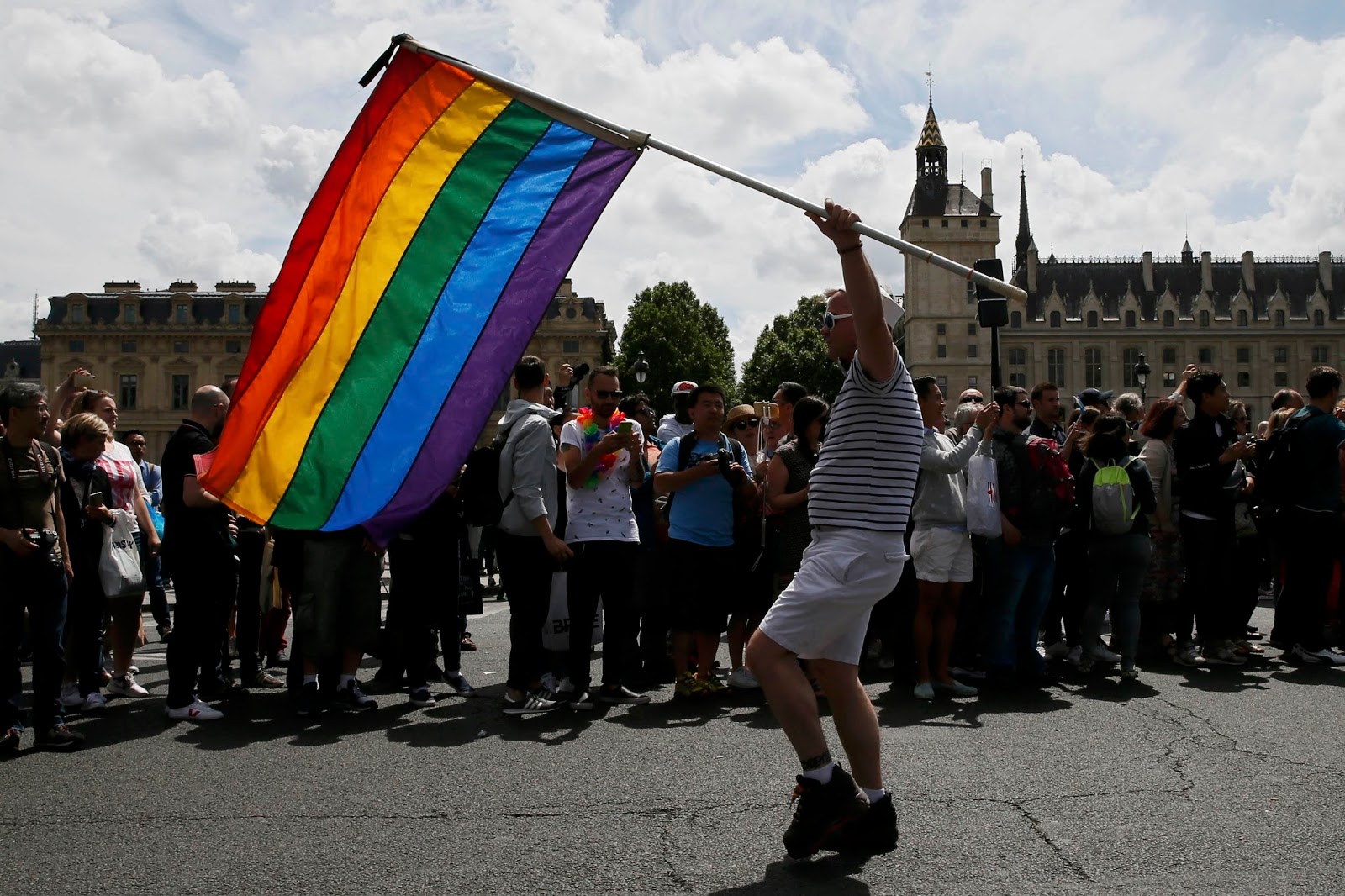Paris reforça segurança em Parada LGBT após massacre em Orlando Paris reforça segurança em Parada LGBT após massacre em Orlando