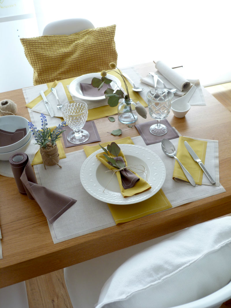 Cómo decorar la mesa de forma especial con servilletas y salvamanteles de tela