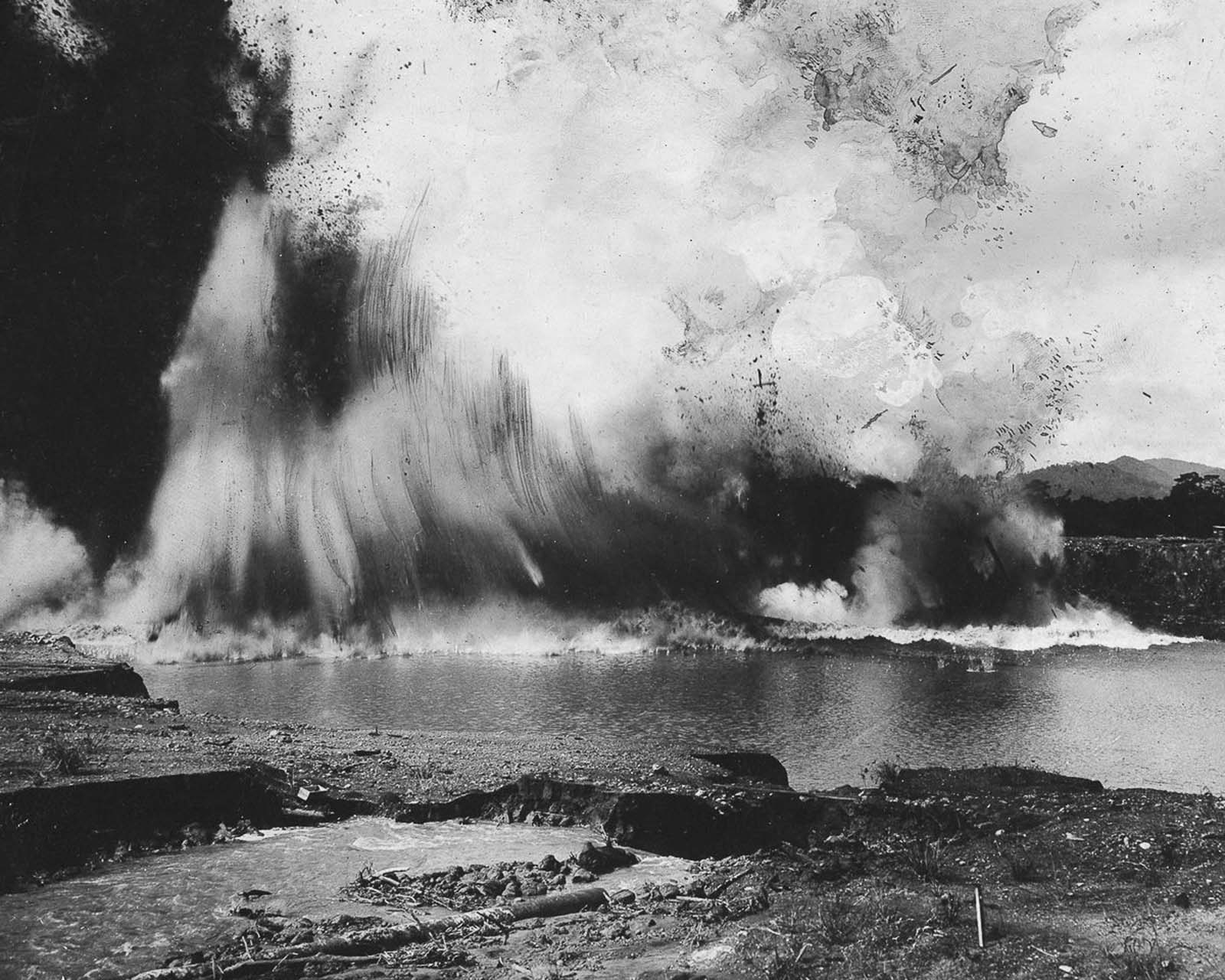 A csatornát az Atlanti-óceántól elválasztó gát felrobbant.  1913.