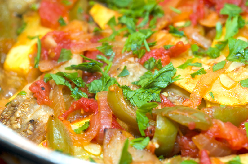 Язык с овощами в духовке. Маш с овощами в духовке. Рататуй с томатами том том. The Recipe of ratatui.