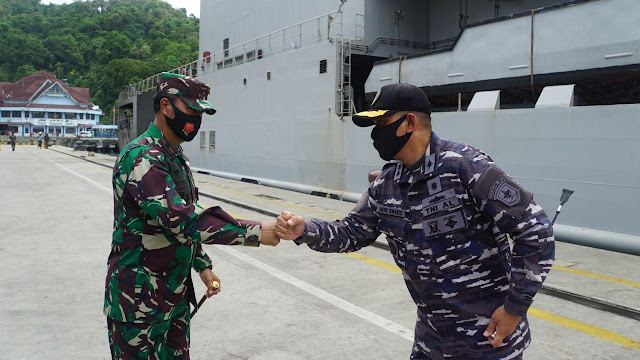 Yeheskiel Katiandagho Sambut Kedatangan KRI Teluk Bintuni-520, Pembawa 500 Prajurit Yonif 432.lelemuku.com.1.jpg Yeheskiel Katiandagho Sambut Kedatangan KRI Teluk Bintuni-520, Pembawa 500 Prajurit Yonif 432.lelemuku.com.1.jpg