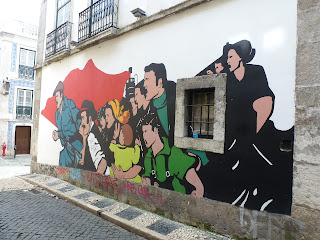 Graffiti: Zum Aufbruch - unter der roten (sozialistischen) Flagge in Lissabon