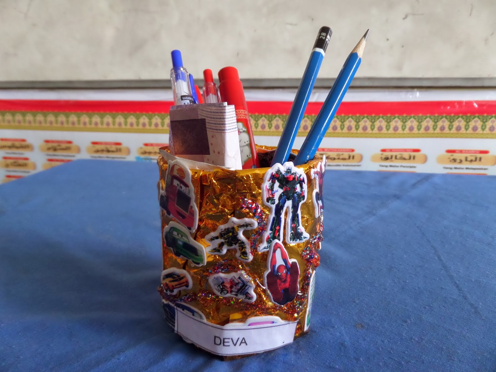 Hari Riyadi Membuat Tempat Pensil Dari Kaleng Bekas