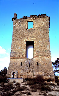 Imagen 2: Acceso elevado de una torre de telégrafo óptico en el paraje de La Ventilla