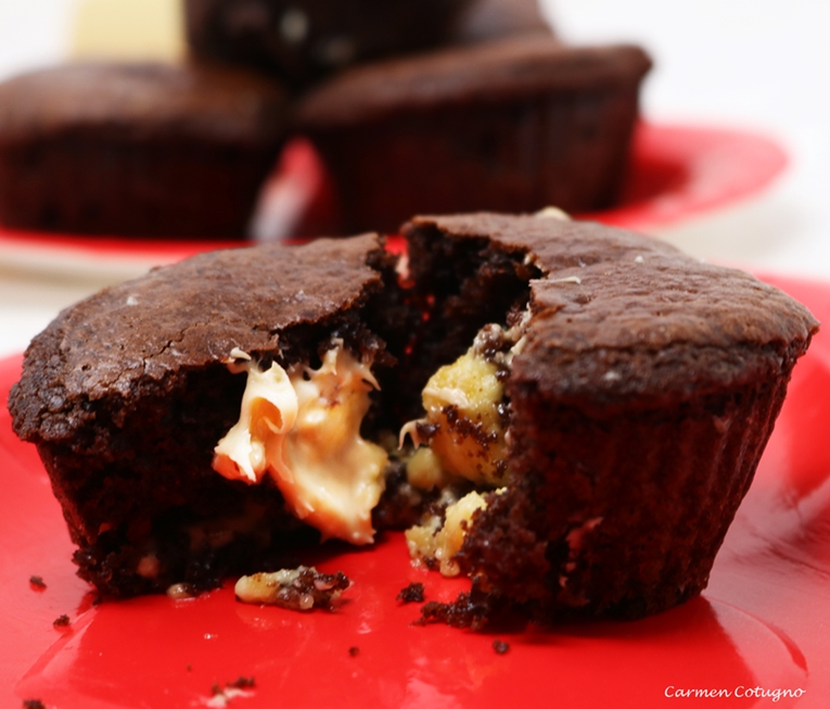 Muffin al cacao con cuore al cioccolato bianco