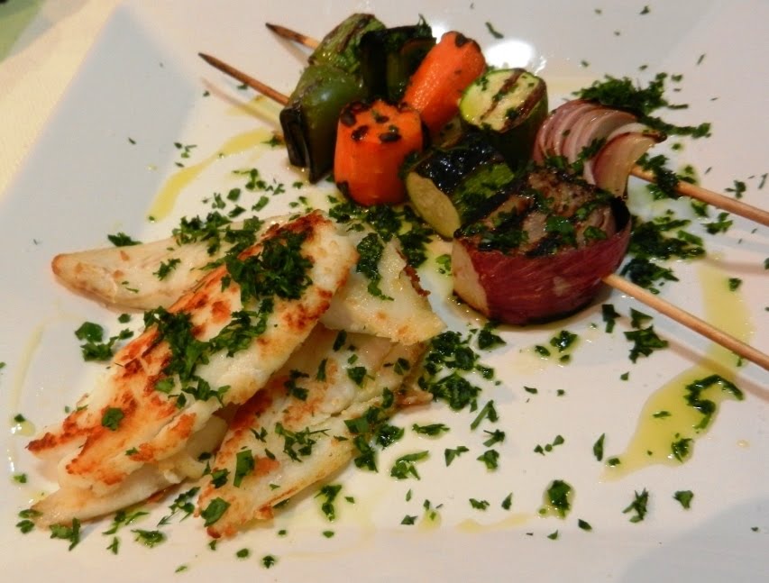 Pasta e Porcini: Filé de Linguado Grelhado com Espetinhos de Legumes