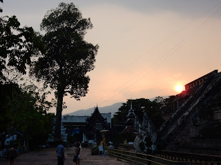 Закат в Wat Chedi Luang