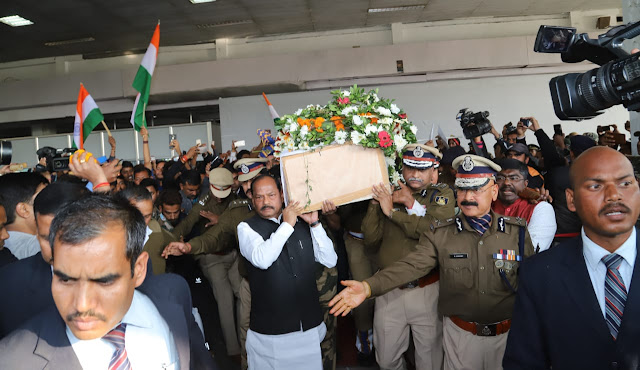 मुख्यमंत्री श्री रघुवर दास ने विजय सोरेंग के पार्थिव शरीर को कंधा देकर श्रद्धांजलि दी।