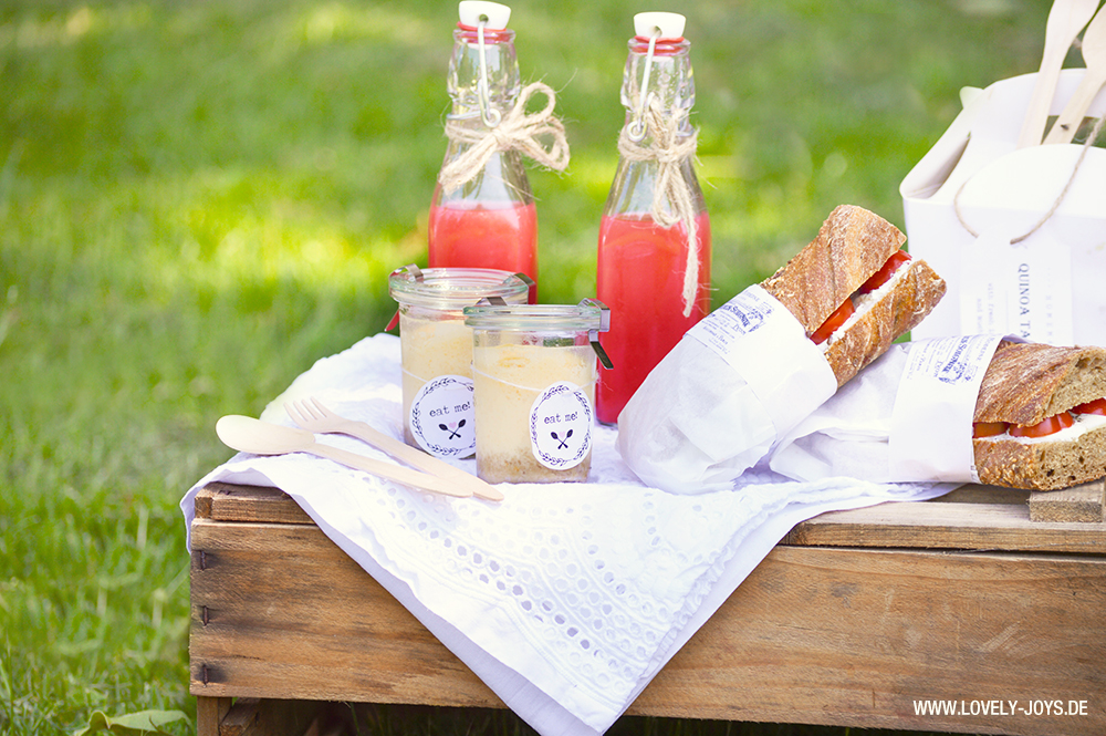 Picknick Weinkiste Cheesecake im Glas Wassermelonen Limo Picknick Weinkiste Cheesecake im Glas Wassermelonen Limo