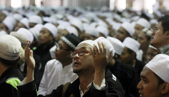 Mana yang Benar “Umat Islam” atau “Umat Muslim”?