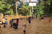 Banjir Menjadi Hiburan Anak-anak Saat Libur Sekolah