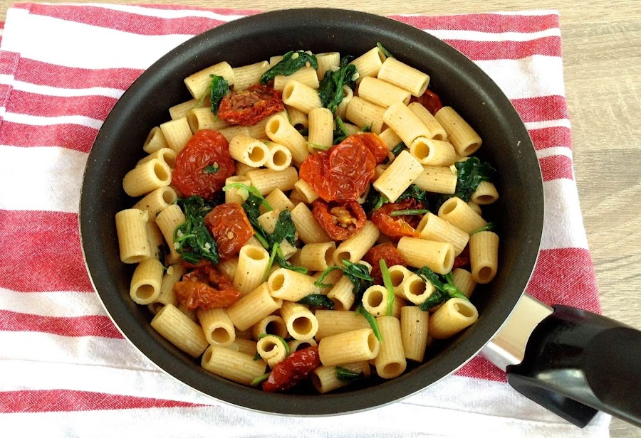 Pasta integral con tomates secos y espinacas 