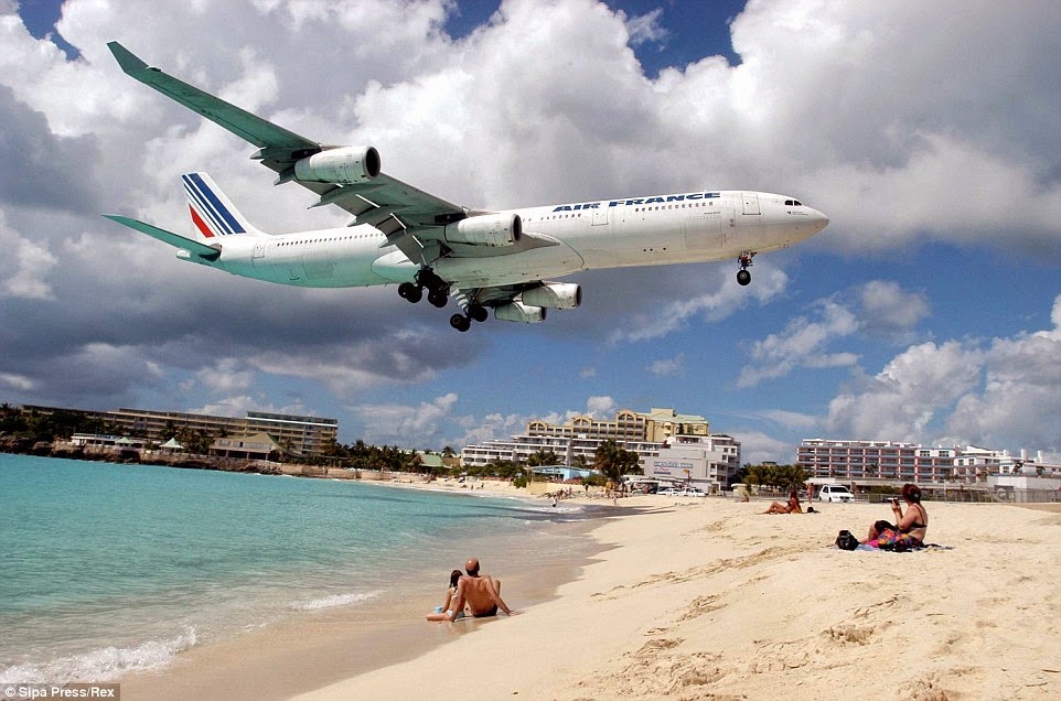 شاطئ يقترب منه الطائرات