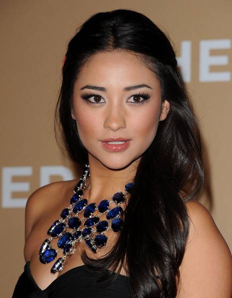 Canadian Model Shay Mitchell Girls Idols Wallpapers And Biography