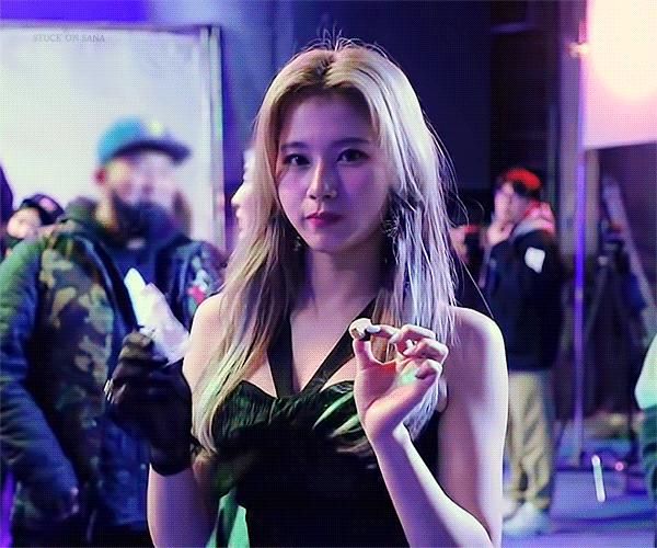 요망한 매력의 사나 둠칫둠칫
