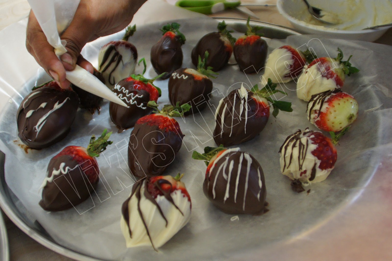 Viki 's Kitchen Chocolate dipped strawberry (microwave method)