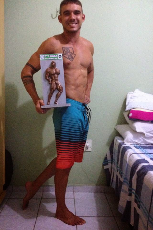 Saymon Gregory mostra o troféu de terceiro lugar na categoria Men's Physique do Campeonato Estreantes 2015 da Federação Paraibana de Culturismo e Musculação. Foto: Arquivo pessoal