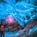Εκπληκτικές φωτογραφίες από το εσωτερικό ενός σπήλαιου πάγου στην Αλάσκα.