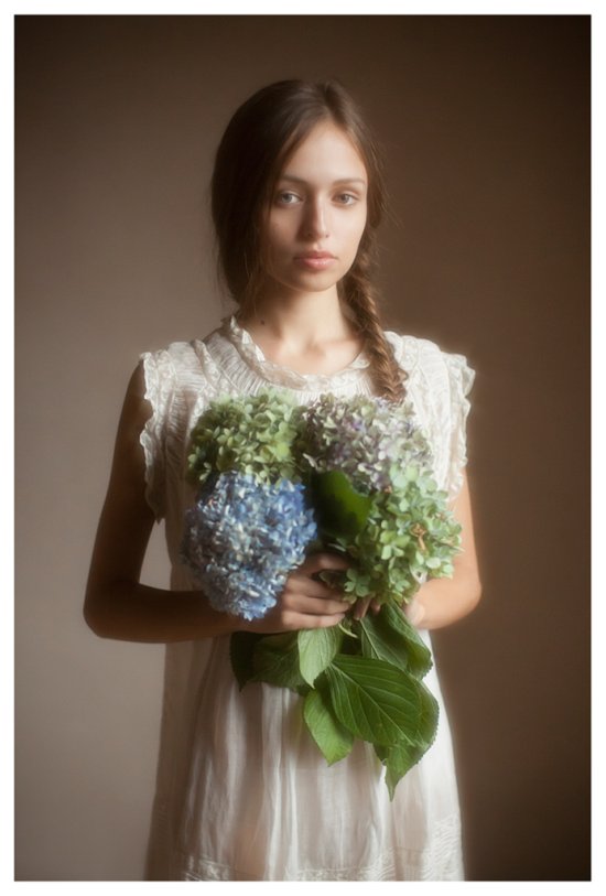 A bela modelo Sabrina Barca em meio a natureza na fotografia fashion de Vivienne Mok Vivienne Mok fotografia fashion mulheres modelos Sabrina Barca floral natureza beleza