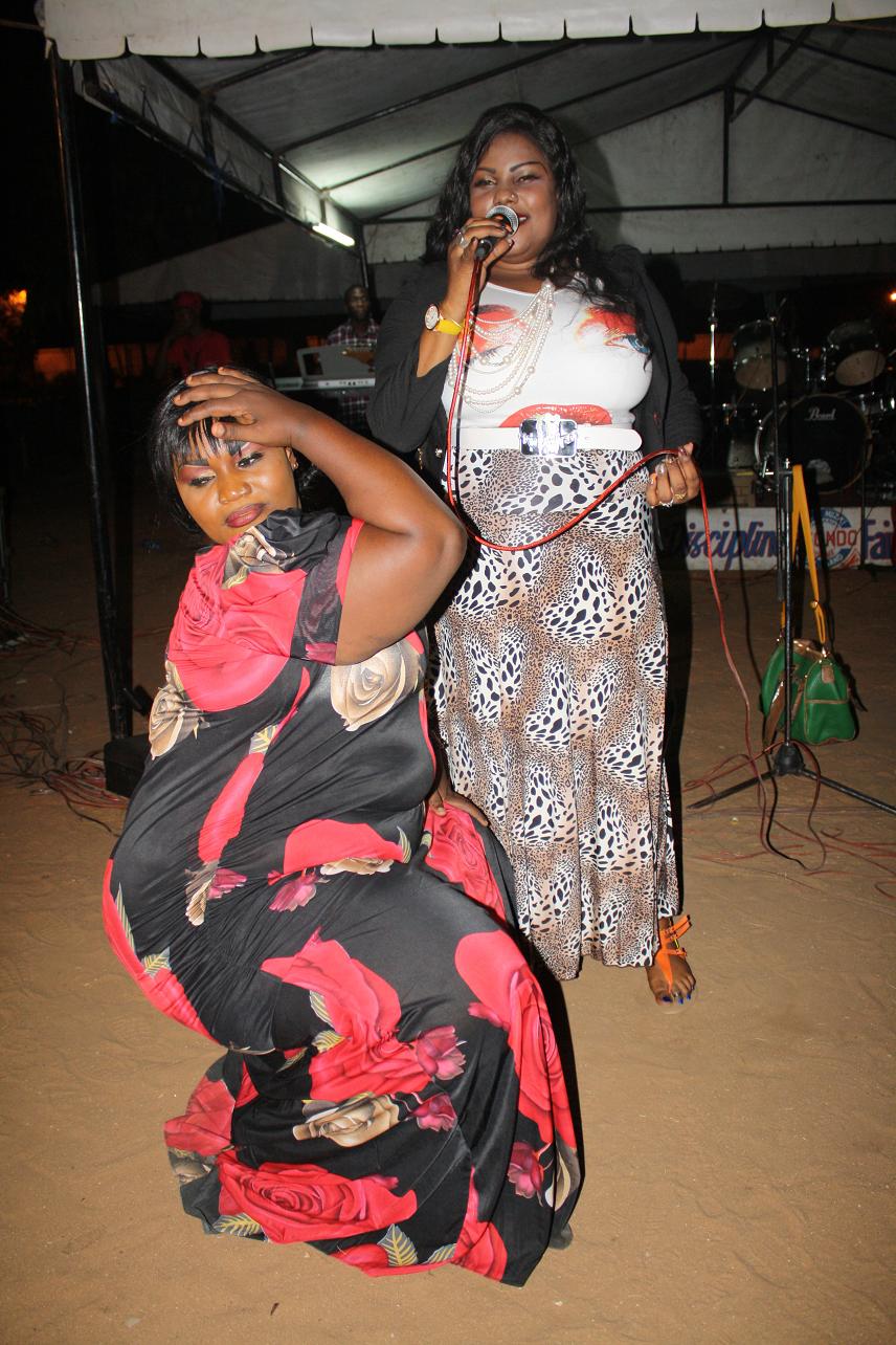 Mwajuma Jimama Akizungusha Nyonga Pembeni ni Isha Mashauzi Ndani ya TCC ...