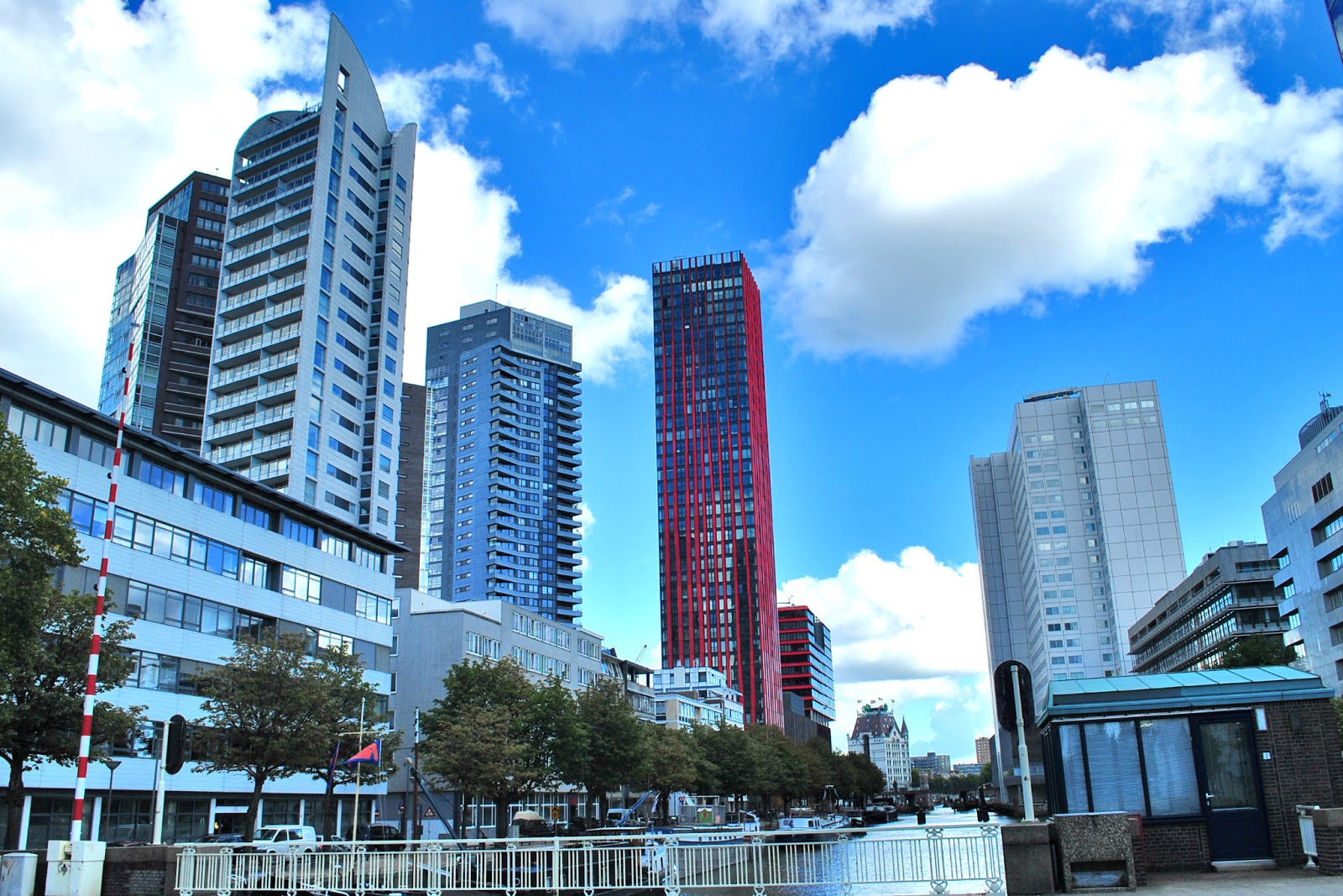 Rotterdam jest znany z Kubuswoningen czyli ciekawych domówkostek zaprojektowanych przez