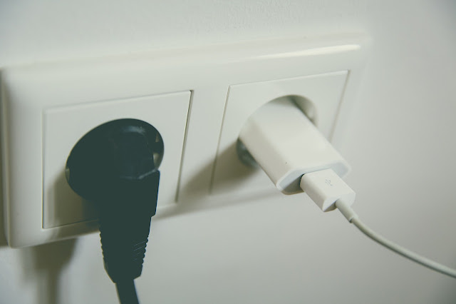 tips mengisi baterai smartphone, charging smartphone supaya awet, memperpanjang umur baterai, tips charging