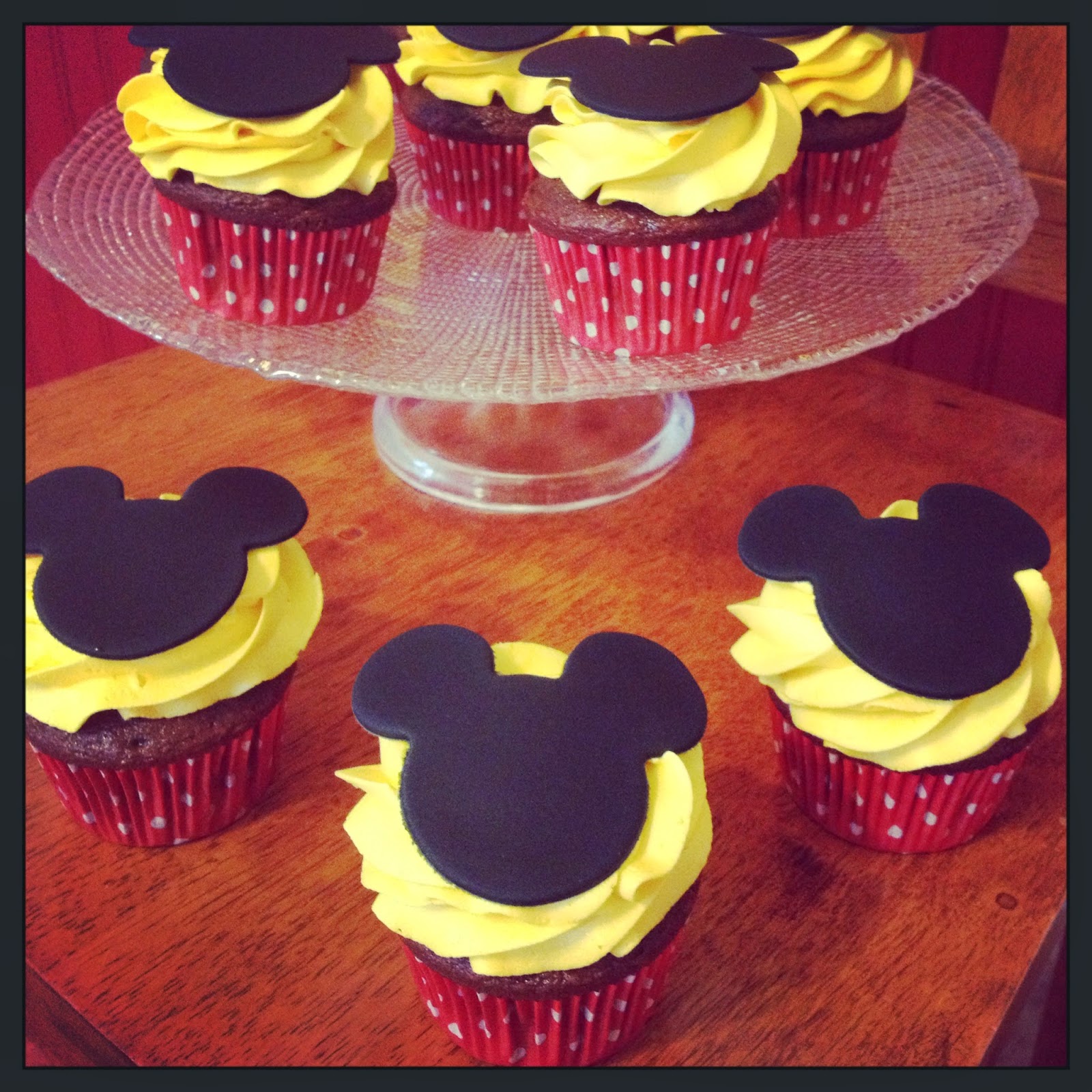 Sugar Love Cake Design: Mickey Mouse Cupcakes