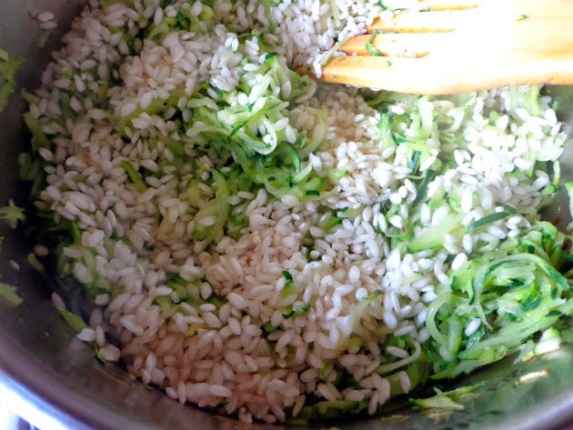 Risotto with courgettes by Laka kuharica: Add rice, stir, season with salt.