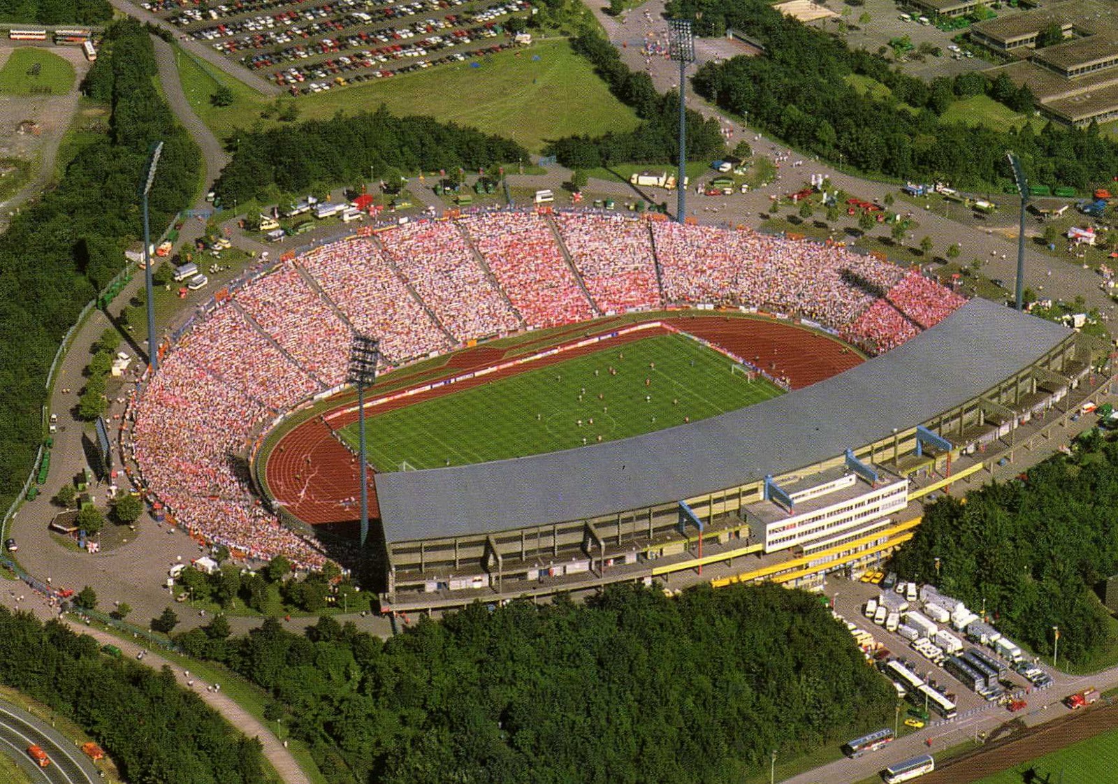 Большие стадионы европы. Паркштадион Гельзенкирхен. Стадионы евро 1988. Гельзенкирхен стадион. Стадион Чемпионат Германия.
