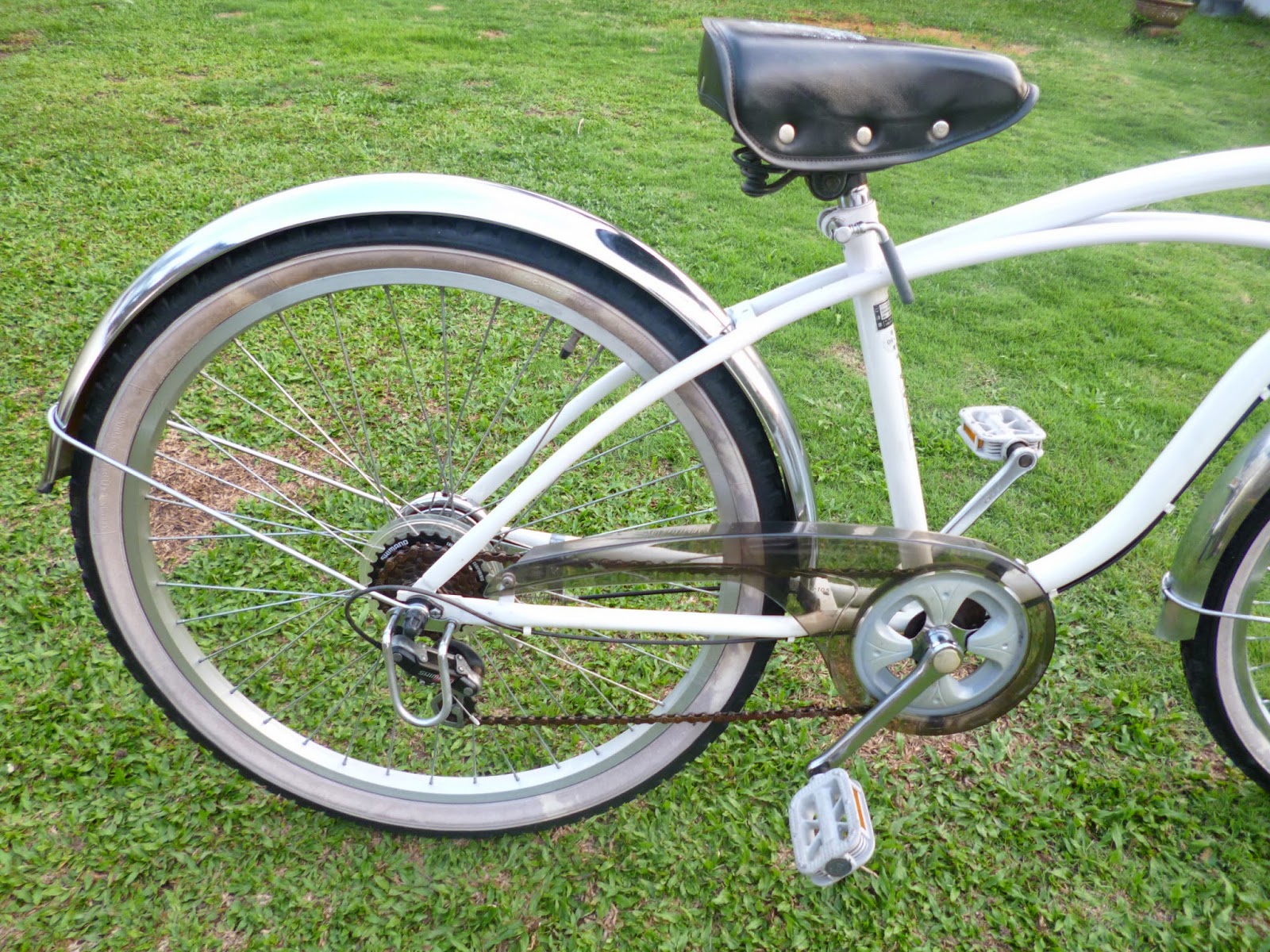 The Right Bike Store 26" / 6 Speed Imported Used Beach Cruiser Bicycle