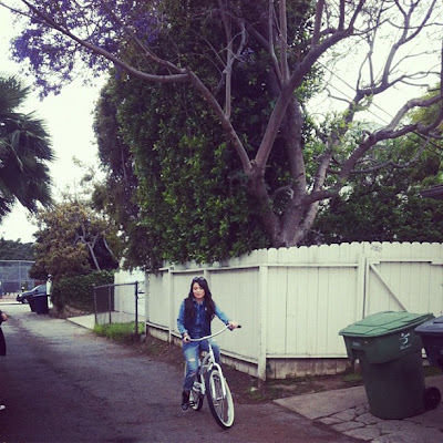 Photo shoot bike ride in Santa Monica Paseo en bicicleta Miranda Cosgrove ShurKonrad