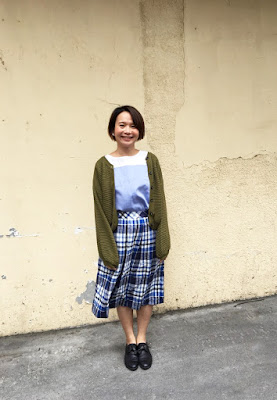 老幫手實穿小窗月藍白色接袖上衣