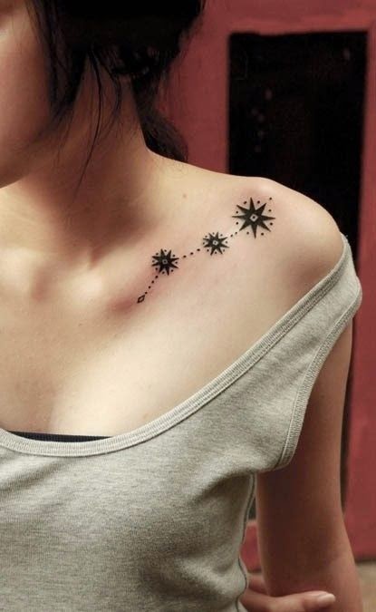 chica con tatuaje de estrella, el tatuaje es elegante