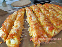 Πίτσα με μοτσαρέλα, σκόρδο και αρωματικά!!! - by https://syntages-faghtwn.blogspot.gr