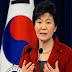 شاهد .. لحظة مغادرة رئيسة كوريا الجنوبية قصر الرئاسة بعد عزلها