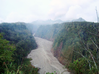  Truk_Penambang Pasir_di_Terjang Lahar_Dingin_Kaliputih  Lahar Dingin Di Kaliputih Blitar Terjang Penambang Pasir.