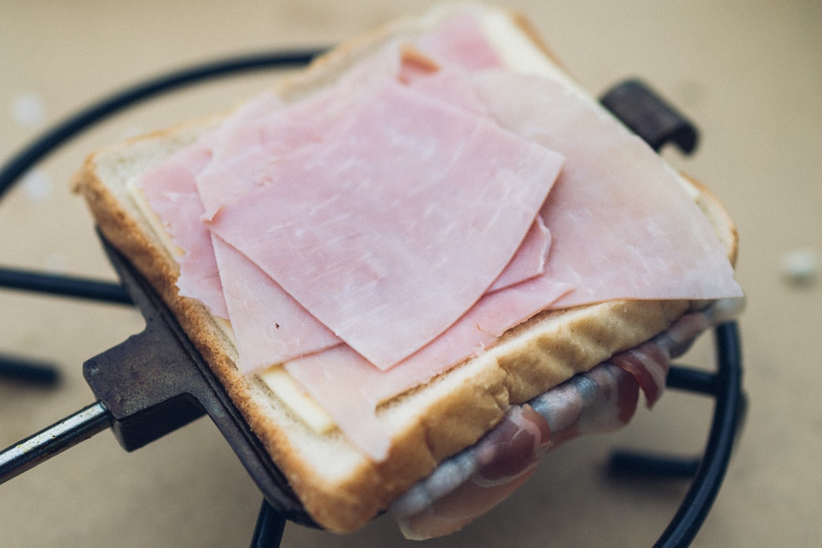 PieIron Sandwicheisen SchinkenKäseSandwich mit Bacon