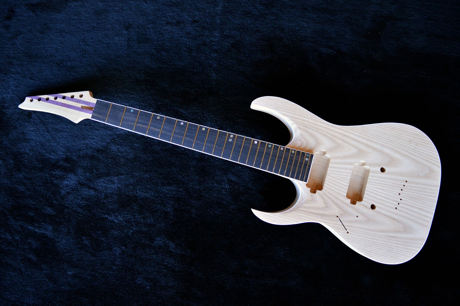 Ibanez 7 cordas Kaiser Guitars Corpos e braços usinados em CNC