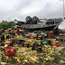 Caminhão carregado de frutas e verduras capota após colidir com carro