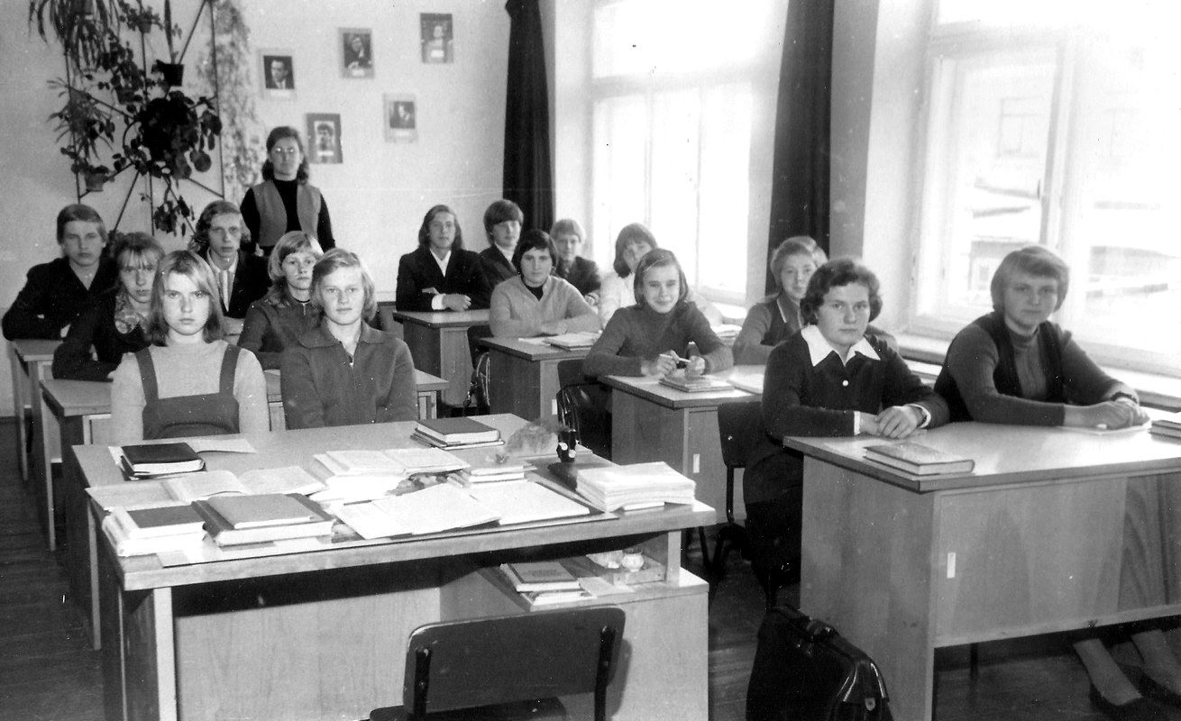 Literatūras skolotāja Ilze Maldone ar mūsu klasi 1977. gads