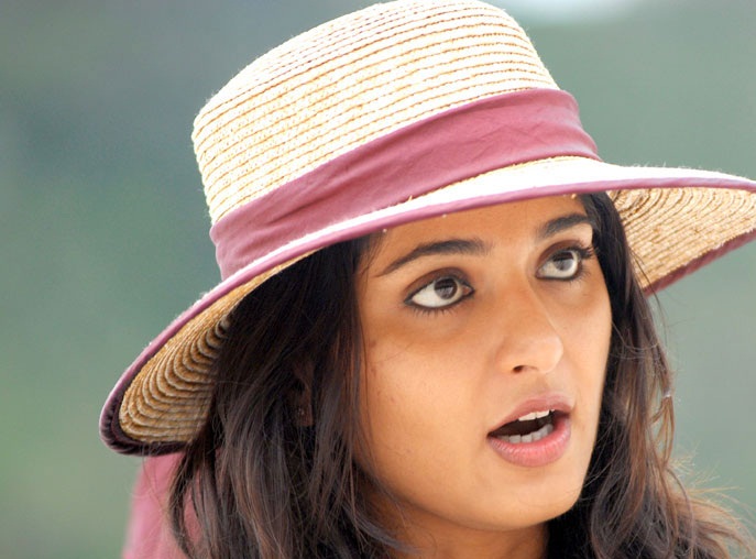 Actress Anushka Shetty Cute Funny Face Photos