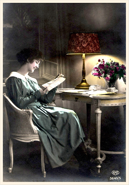 foto antigua de mujer leyendo para scrapbooking