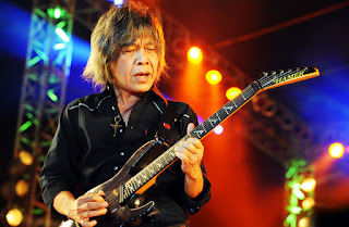 Siapa tak kenal Ian Antono? Sebagai gitaris rock, namanya berkibar sebagai legenda. Boleh dibilang semua gitaris rock tanah air pasti mengidolakannya.  Kiprahnya bersama band rock legendaris God Bless tak bisa diragukan. Begitu juga karirnya yang berhasil sebagai produser musik untuk beberapa artis solo diantaranya Nicky Astria dan Iwan Fals. Diusia yang mendekati 65 tahun maestro gitar ini ternyata tak henti berkarya. Ketika ditemui di rumahnya yang juga menjadi markas Rumah Kita Studio, Ian Antono terlihat selalu sibuk. Disela kesibukannya itu Ian Antono ternyata masih sempat mempersiapkan album solo keduanya. Album baru ini rencananya akan dirilis bulan Oktober bertepatan dengan ulang